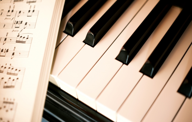 楽譜が読めなくても大丈夫♪ピアノ弾き語りにチャレンジ！ | 音楽 